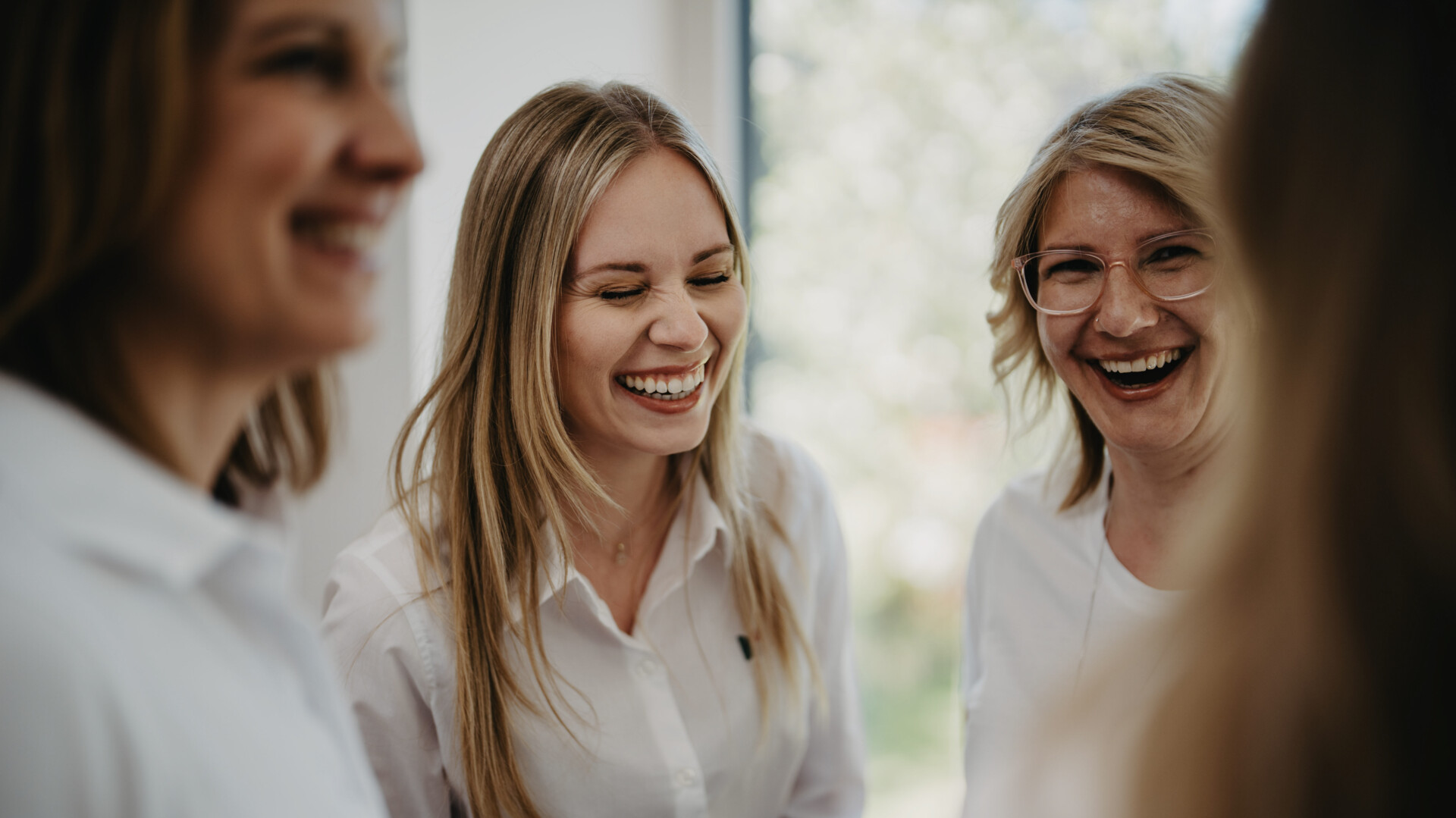 Von links nach rechts: Rabea Rodewald-T&ouml;lle, Anne G&ouml;ttlicher, Nancy Reiter stehen zusammen und lachen.