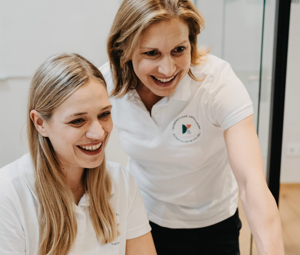Portrait von Christina Berger und Jana Hellmann.