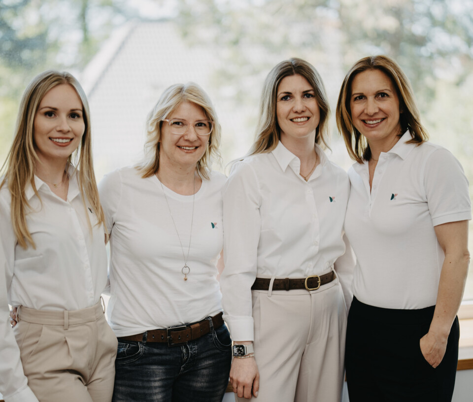 Von links nach rechts: Anne G&ouml;ttlicher, Nancy Reiter, Rabea Rodewald-T&ouml;lle und Christina Berger stehen l&auml;chelnd und eng beinander vor einem hellen Fenster.